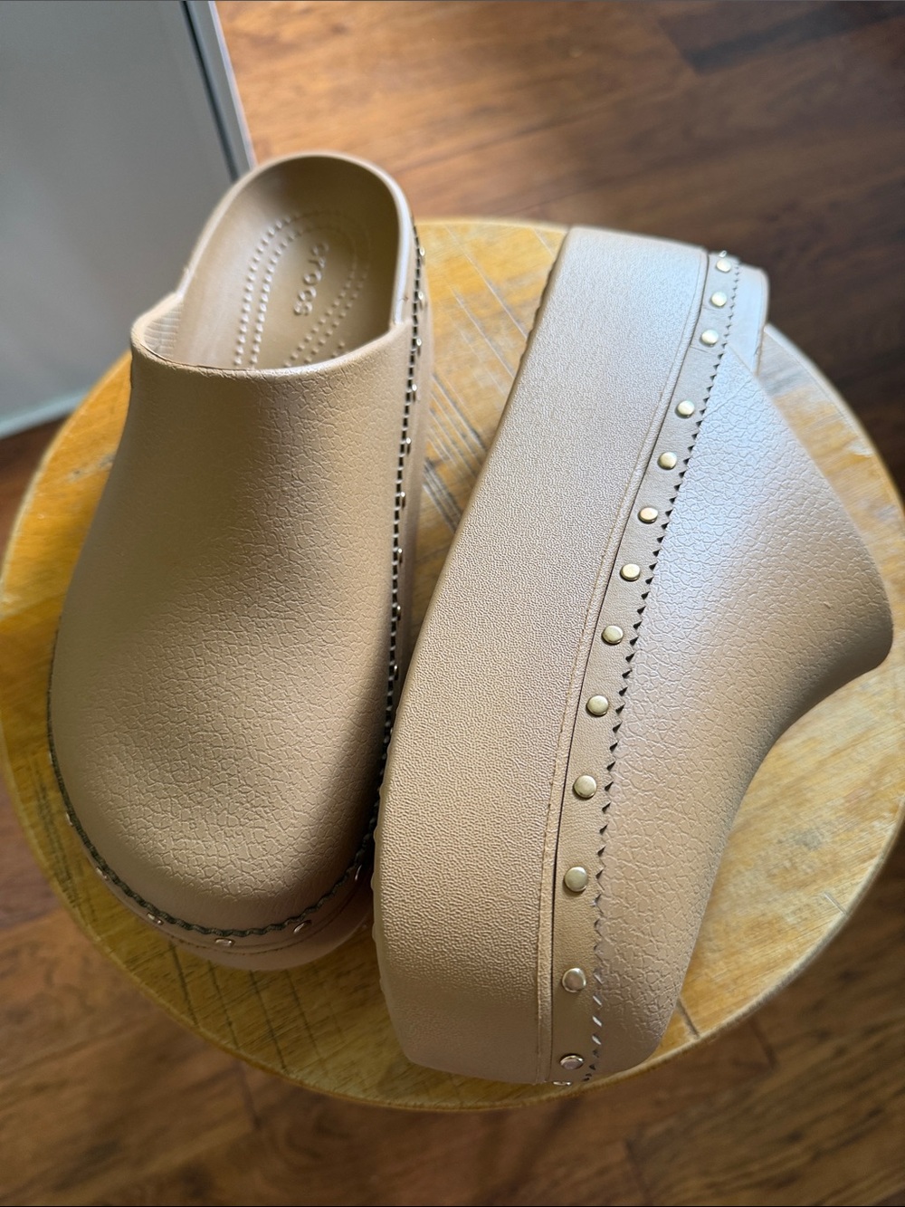 Crocs Dylan Studded Platform Clogs in Tan Size 9